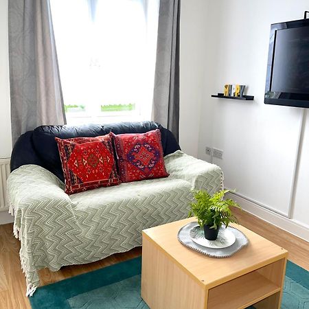Crescent Apartment - Modern 1 Bedroom First Floor Goodmayes Eksteriør bilde