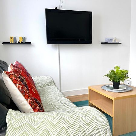 Crescent Apartment - Modern 1 Bedroom First Floor Goodmayes Eksteriør bilde